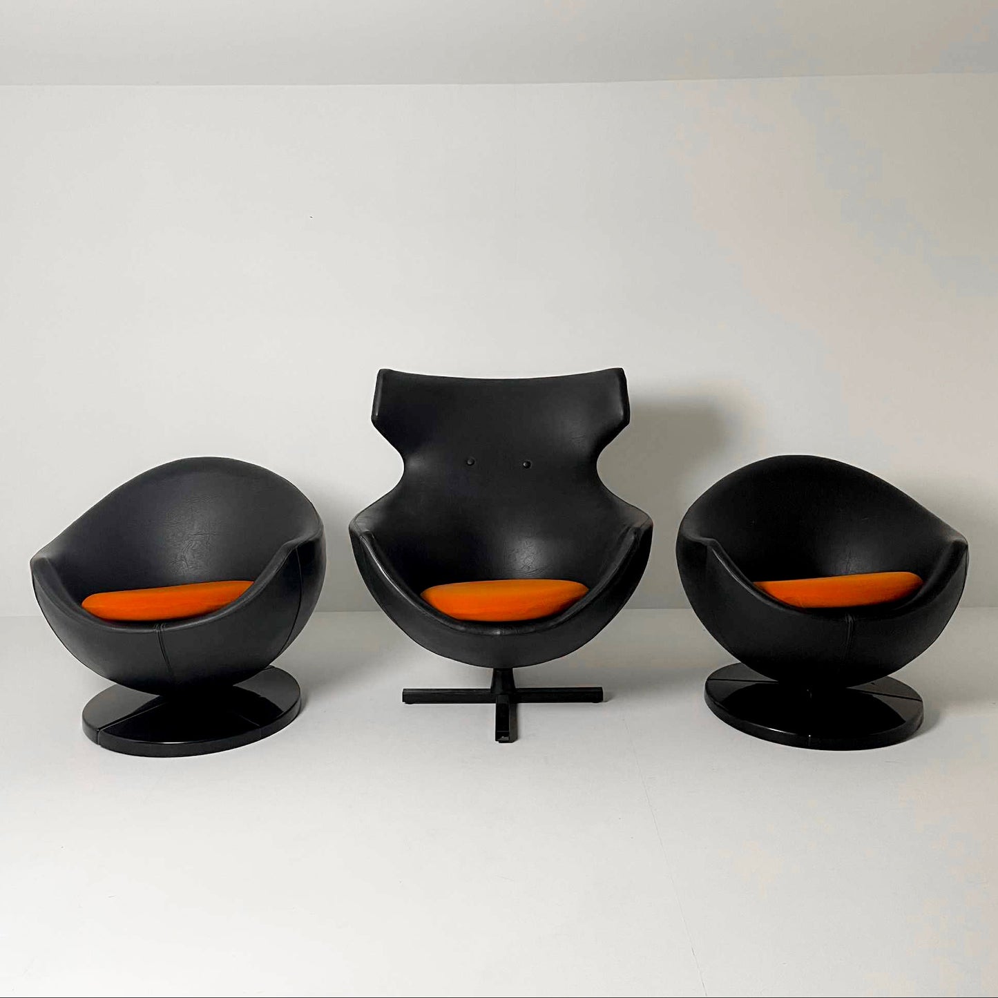 Pierre Guariche ‘Jupiter’ and 2 ‘Mars’ Chairs