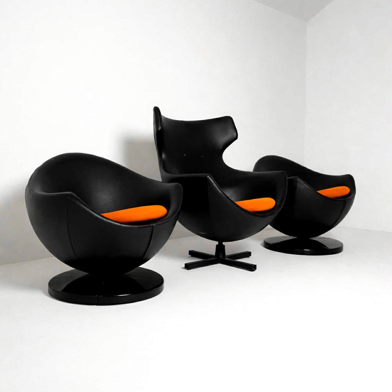Pierre Guariche ‘Jupiter’ and 2 ‘Mars’ Chairs