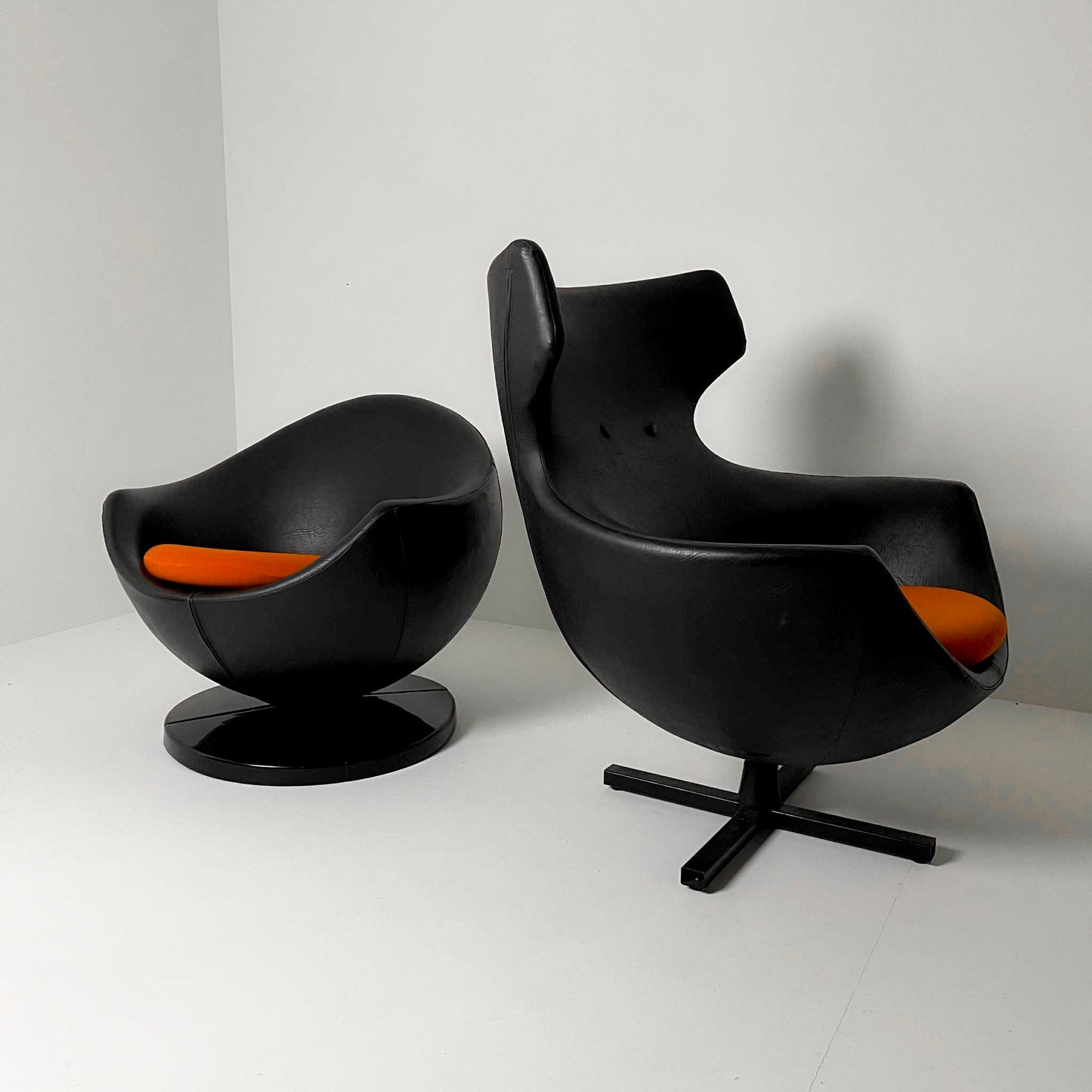 Pierre Guariche ‘Jupiter’ and 2 ‘Mars’ Chairs