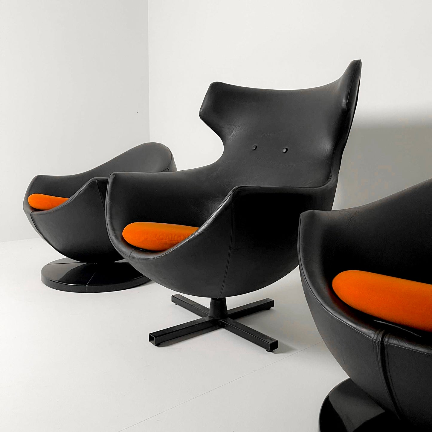Pierre Guariche ‘Jupiter’ and 2 ‘Mars’ Chairs